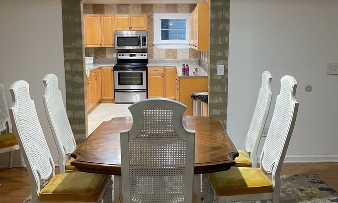 Cartersville House | Prime Location in Cartersville Downtown - Pet-Friendly Stay