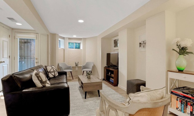 Cardozo Apartment | Stylish Dupont-Logan Apartment with Parking & Spa Access