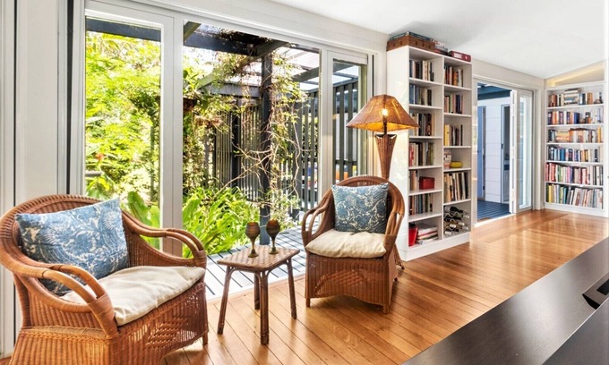 Macmasters Beach House | Experience Lagoon Front Bliss in a Historic Lakehouse