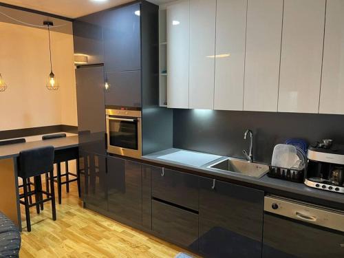 Gjilan Apartment | Top Choice for Your Vacation: Family-Friendly & Accessible