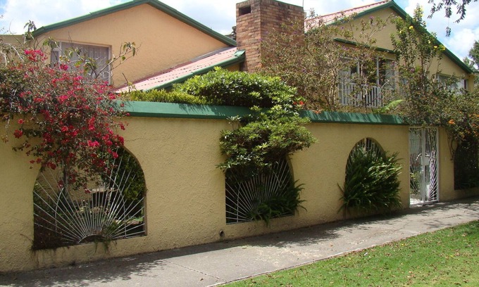 Bogota House | Comfortable Retreat: Your Ideal Getaway with Spa & Kitchen