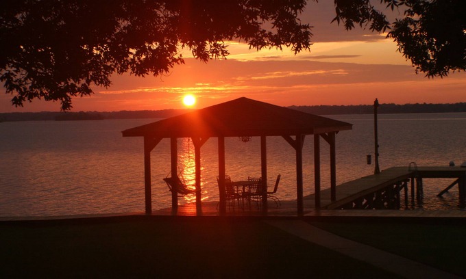 Mount Mourne House | Unforgettable Lake Views and Memorable Stays in Mooresville