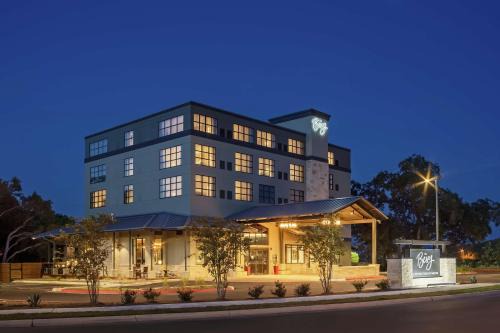 Boerne Hotel | Experience The Bevy Hotel Boerne: Pet-Friendly & Oceanfront