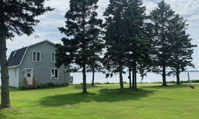Bayside Cottage | Pet-Friendly Retreat: The "Big" Cottage for Family Getaways