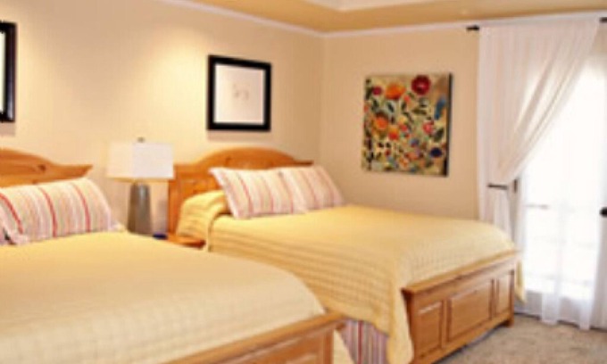 Uvalde Bed & Breakfast | Inviting Big Lazy Room with Balcony and Pool Amenities