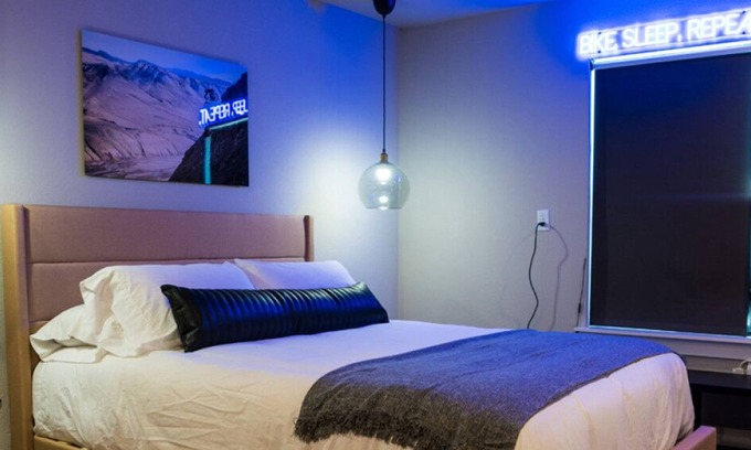 Bentonville Cabin | Guest Rated: 10/10 at The Bike Inn #6 with Spa & Breakfast