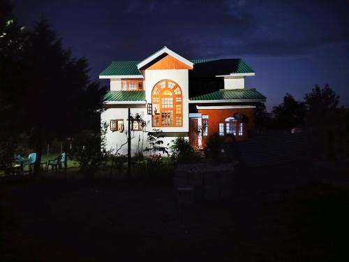 Harwan House | Pet-Friendly Retreat at The Bilt Farmhouse - Rated 10/10