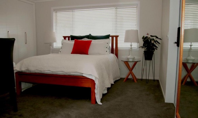 Motueka Bed & Breakfast | Beautiful Birch Tree B&B: Ocean Views & 4-Star Comfort