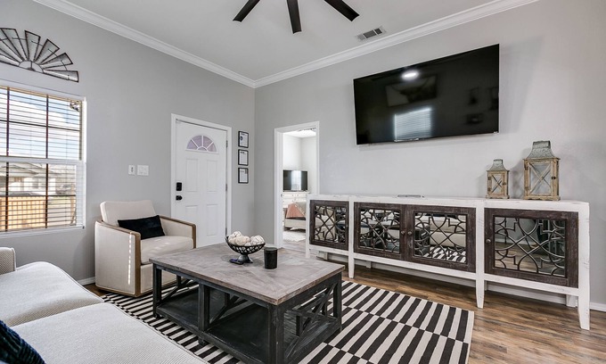 San Angelo House | Exceptional Family Retreat at The Bird House Downtown