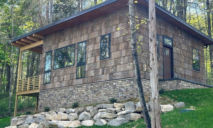 Blacksburg House | Experience The Nest: Secluded Cabin Near VT with Breakfast