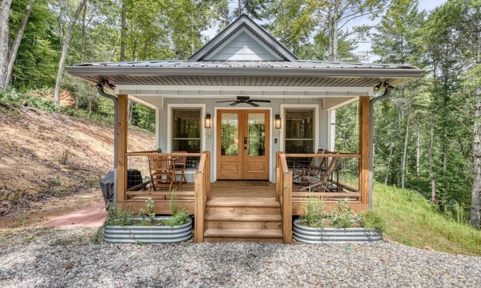 Suches Cabin | Discover The Birdhouse: Pet-Friendly Getaway with Breakfast
