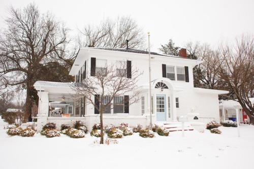 Norman House | The Bishop Charming 4BR Retreat OU Campus 100yo