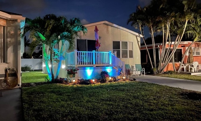 Hutchinson Island South Cottage | Beachfront Bitcoin House: Top-Rated Stay with Ocean View