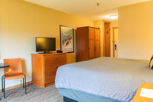 Stratton Mountain Resort | Family-Friendly Black Bear Lodge with Hot Tub & Breakfast