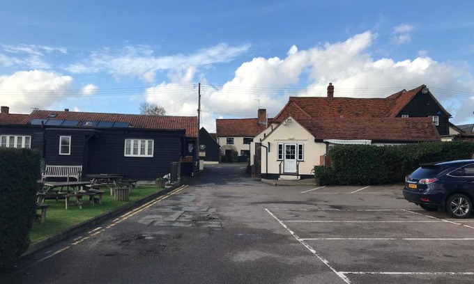 Fyfield Hotel | Experience Comfort at The Black Bull Inn - 5 Star Stay