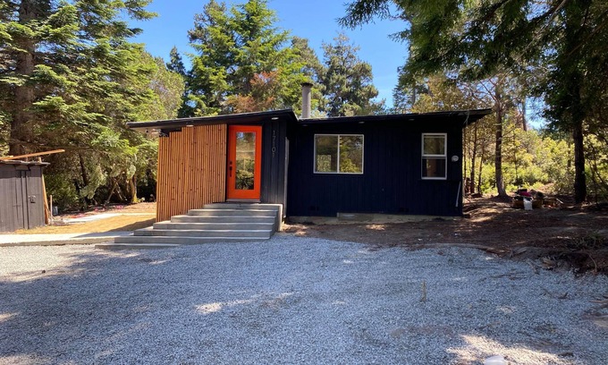 Fort Bragg Cabin | Tranquil Getaway at The Black Cabin with Pet-Friendly Comfort