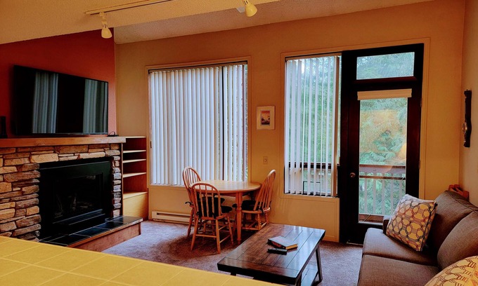Glacier Condo | Experience The Black Diamond Condo: Rated 9.8/10 & Pet Friendly