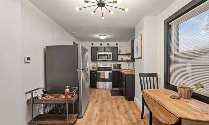 New Albany Apartment | Discover The Black Ensemble O.T.C. with Spa & Breakfast