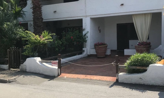 Vulcano Porto Apartment | Relaxing 2-Room Apartment Between Vulcano's Beautiful Beaches
