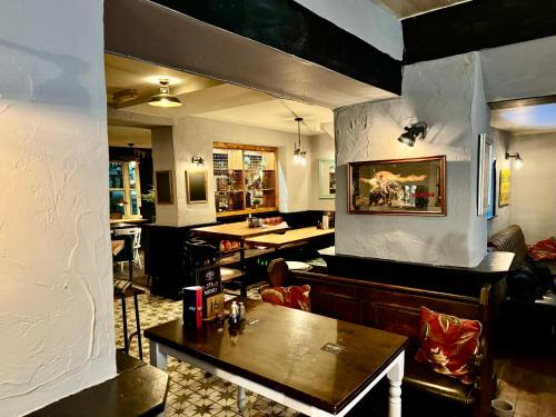 Leyburn Hotel | Experience The Black Swan Hotel: Oceanfront Bliss Awaits