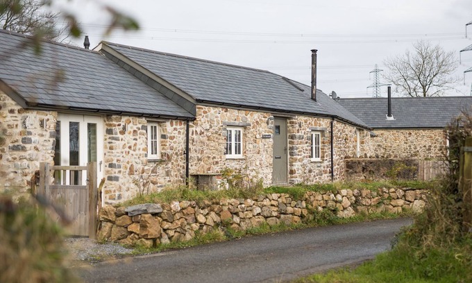 Amroth Cottage | Idyllic Blacksmiths Cottage with Country Views & Pet Friendly