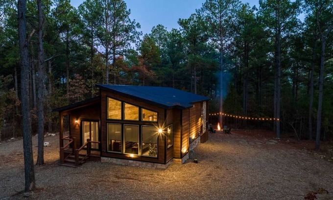 Pickens Cabin | Ideal Blaylock Cabin with Hot Tub & Pet-Friendly Comfort
