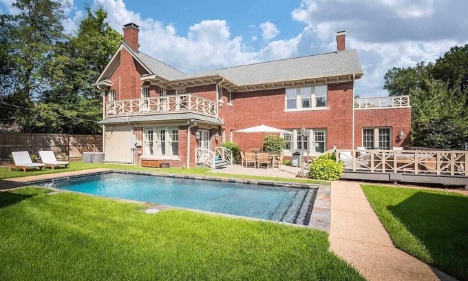 Memphis House | Discover The Bloomfield House: Family-Friendly Retreat
