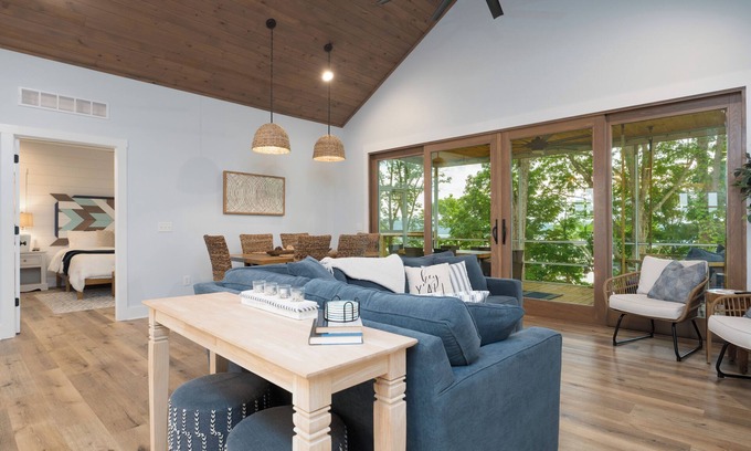 Scottsville House | Experience Lake Views at Blue Cat Lakehouse - Guest Rated 10/10