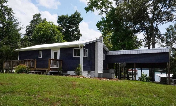 Ten Mile House | Discover The Blue Cat Lodge: 9.2/10 Rated, Pet Friendly Bliss