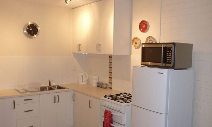 Shenton Park Apartment | Inviting Blue Door Mansion with Spa & Breakfast Included
