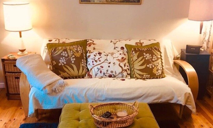 Old Town Winchester Apartment | Convenient Stay at The Blue Door near Handley Library