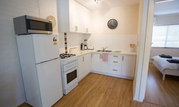 Shenton Park Apartment | Relax at The Blue Door Villa 2: Spa & Breakfast Included