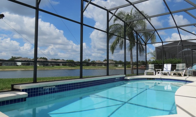 Sunset Lakes House | Lake View Retreat with Private Pool & Free WiFi