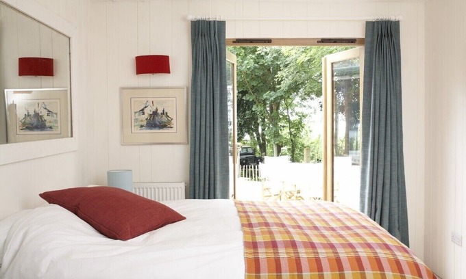 Cowes House | Cozy Retreat at The Blue House with Beach Access & Pool