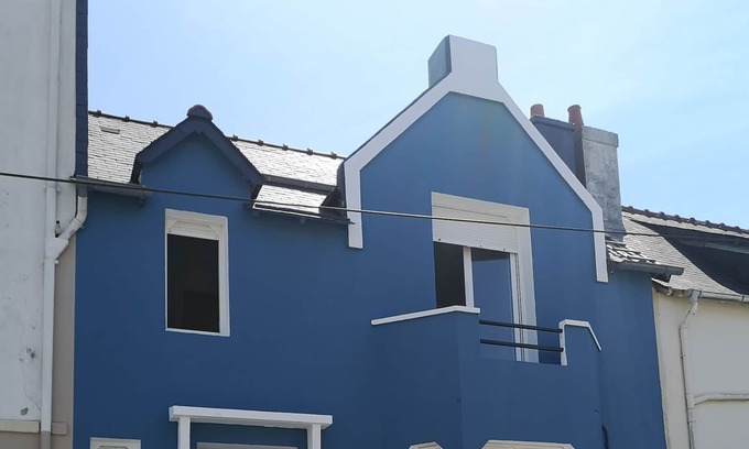 Telgruc-sur-Mer House | Cozy Blue House with Ocean View and Spa Amenities