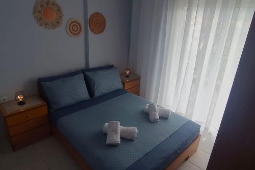 Skala Fourkas Apartment | Relax at The Blue House: Family-Friendly Getaway Awaits