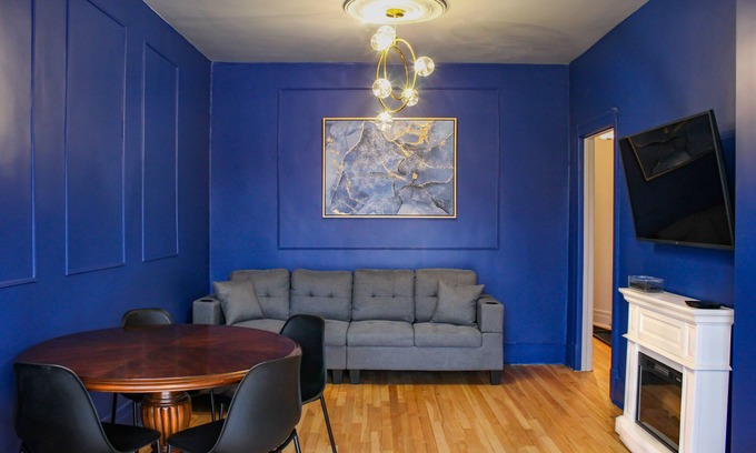 Hochelaga Apartment | Unforgettable Stay at The Blue Lounge with Breakfast & Parking