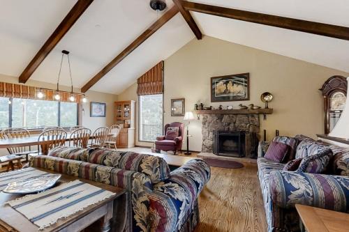 Carriage Hills House | Experience The Blue Raven: Family-Friendly 4-Star Retreat