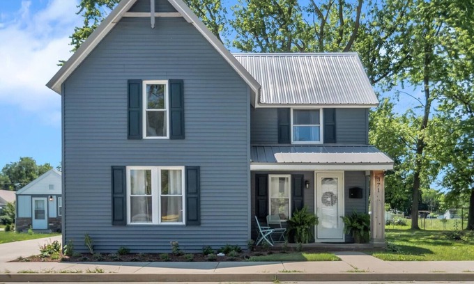 Bourbonnais House | Cozy Getaway Near ONU with Hot Tub & Ocean Views