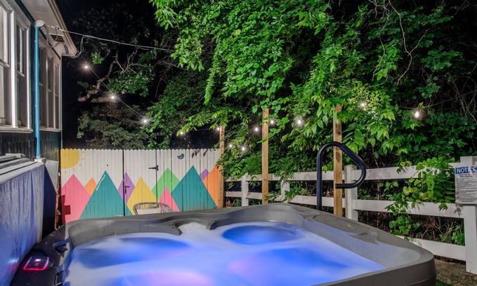Davis House | Pet-Friendly Bluebird Cottage with Hot Tub & Ocean View