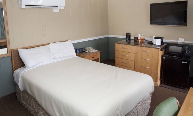 Machias Hotel | Cozy Bluebird Motel with Breakfast & Kitchen Amenities