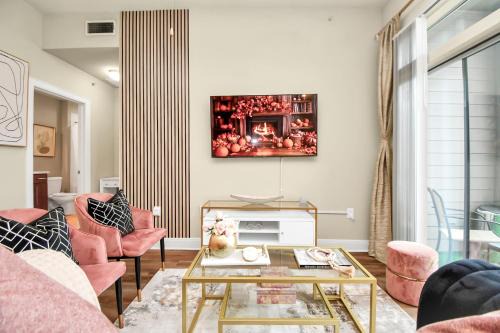 South Main Apartment | Inviting Blush Haus with Pool View Near NRG and TX Med Center