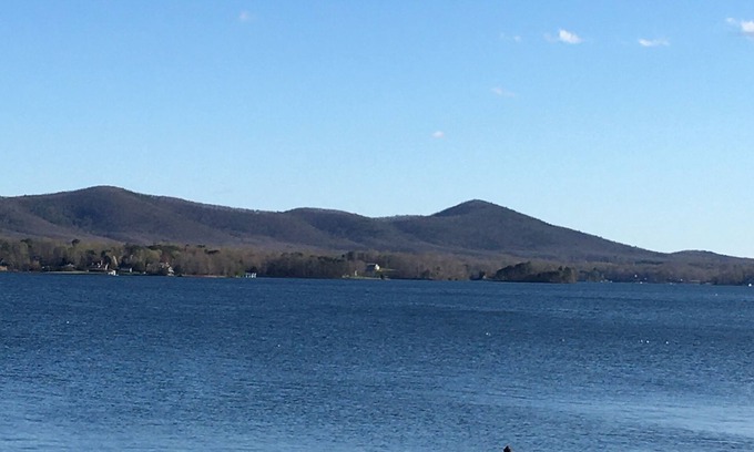 North Shore Condo | Relax at The Boathouse by Scenic Smith Mountain Lake