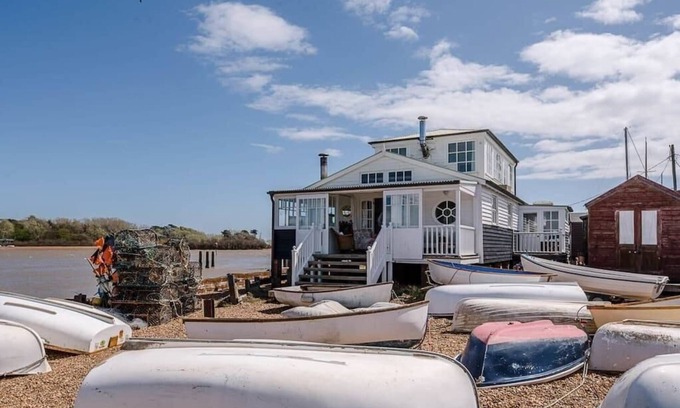 Felixstowe House | Cozy Stay at The Boathouse, Felixstowe Ferry with Breakfast