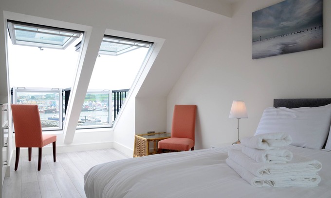 Dingle House | Guest Rated: The Boatyard House with Family-Friendly Amenities