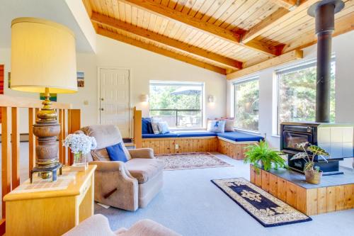 Sea Ranch House | Inviting Getaway at The Bobcat House with Hot Tub Access