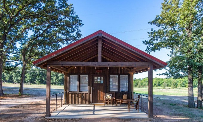Elm Mott Ski Chalet | Cozy Bobwhite Cabin: 15 Min to Magnolia & Breakfast Included