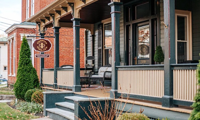 Staunton Apartment | Discover the Bohemian Suite: Family-Friendly & Breakfast Included