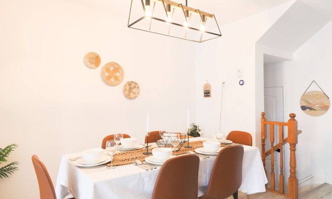 Thorold House | Ideal Boho Retreat: 15 Min to Falls, Sleeps 10 Comfortably