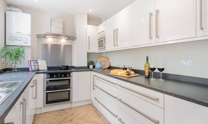 Silverdale House | Experience The Bolt Hole: 3-Bed Cottage with Hot Tub